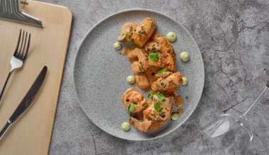 Kavramsal Peru yemekleri, golf soslu deniz ürünleri, ahtapot, karides, karides, kalamar karışımı. Seçici odak