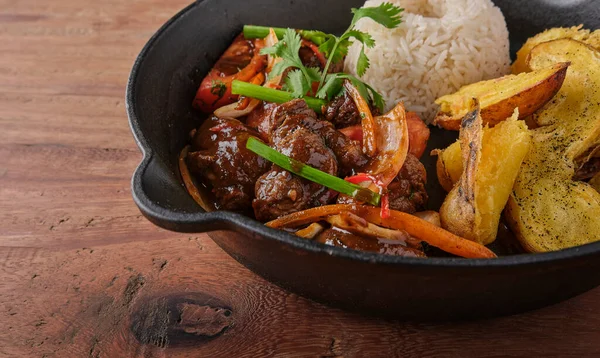 Peru yemeği - Lomo saltado - sığır filetosu mor soğanlı, sarı biberli, domatesli patates kızartması ve pirinçli. Üst görünüm