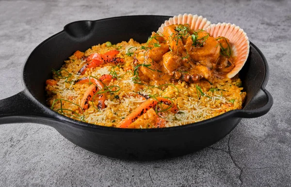 PERUVIAN FOOD: Nasi dengan makanan laut. Arroz con Mariscos, makanan disajikan dalam pan, fokus selektif. — Stok Foto