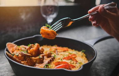 Deniz mahsullü pilav ve pilav. Tipik Peru mutfağı yemekleri. Arroz con Mariscos, tavada servis edilen yemek, yakın plan..