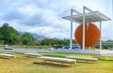 Caracas, Venezuela - 1 Mayıs 2022, Francisco Fajardo Otoyolu 'ndaki Esfera Caracas' ın kinetik heykeli. La Esfera de Soto