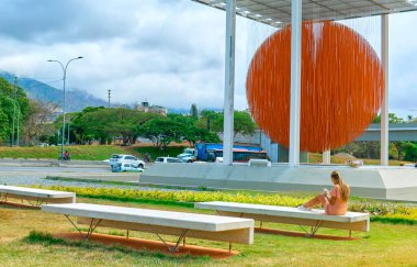 Caracas, Venezuela - 1 Mayıs 2022 sanat kinetik heykeli Esfera Caracas 'ı takdir eden kadın, İsa Soto tarafından, Francisco Fajardo Otoyolu' nda.