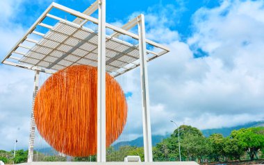 Caracas, Venezuela - 1 Mayıs 2022, Francisco Fajardo Otoyolu 'ndaki Esfera Caracas' ın kinetik heykeli. La Esfera de Soto
