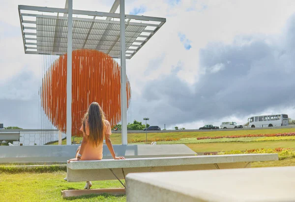 Caracas, Venezuela - 1 Mayıs 2022 sanat kinetik heykeli Esfera Caracas 'ı takdir eden kadın, İsa Soto tarafından, Francisco Fajardo Otoyolu' nda.