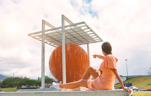 Caracas, Venezuela - May 1, 2022. woman appreciating art kinetic sculpture Esfera Caracas, by Jesus Soto, on the Francisco Fajardo Highway. — Fotografia de Stock