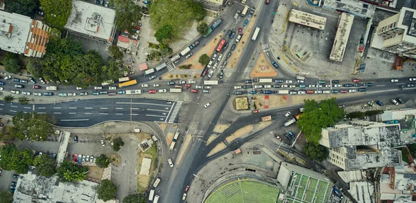 Straßenverkehr an Kreuzungen oder Kreuzungen in der Innenstadt lateinamerikanischer Städte, Luftaufnahme oder Draufsicht — Stockfoto