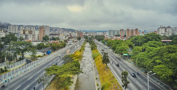 CARACAS, VENEZUELA - CIRCA 2022 - Повітряна фотографія автостради Франсіско Фахардо, через Карікуао. — стокове фото