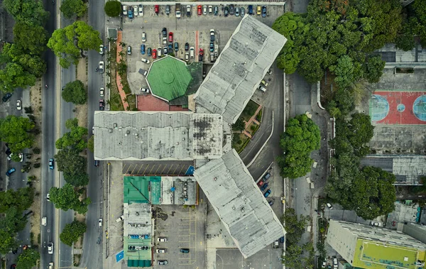 Tráfico por carretera en cruce o intersección centro de la ciudad latinoamericana, vista aérea o superior — Foto de Stock