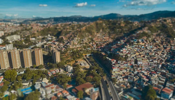 CARACAS, VENEZUELA - MAY 2022 - 베네수엘라 카라카스에 있는 프란시스코 파자르도 고속도로의 터널 전망, 미니어 틸 트 교대 효과. — 스톡 사진