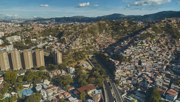 CarACAS, VENEZUELA - 2022 년 5 월 22 일 - 베네수엘라 카라카스의 프란시스코 파자르도 고속도로에 있는 터널의 파노라마 전망 — 스톡 사진