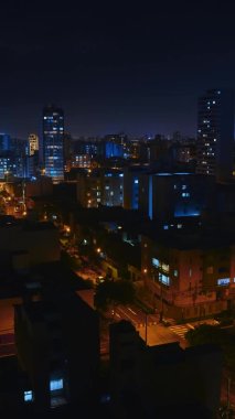 Geceleri yanıp sönen pencerelerin zamanlaması Lima, Peru.