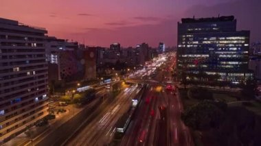 Gece Lima 'da sokak trafiği. Ofis gökdelen binaları ve karayolu trafiği bulanık arabalarla aydınlık patikalar. Expresa üzerinden, Lima Peru