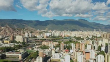 CARACAS, VENEZUELA - La Araa dağıtımcısının hava panoramik manzarası, Caracas, Venezuela 'daki Francisco Fajardo otoyolunun panoramik manzarası