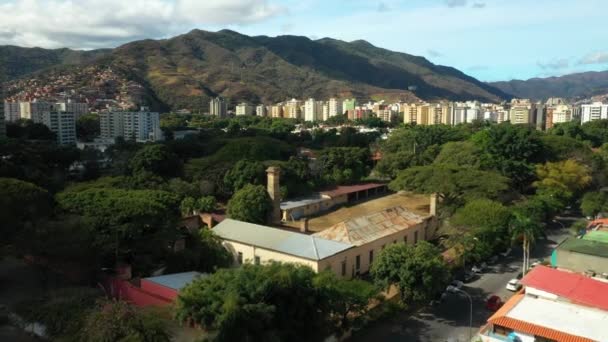 カラカス ベネズエラ 2022年5月 ハシエンダ ベガは カラカスのアヴェナオヒギンズ首都地区にある歴史的建造物を宣言しました 空中風景 — ストック動画