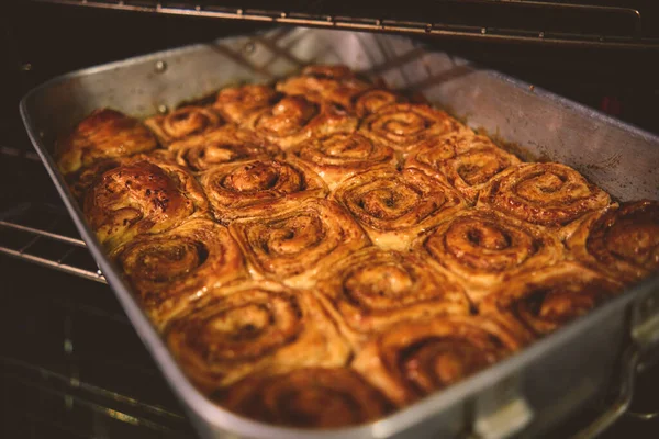 Rouleaux de cannelle au fromage cuit au four et prêt à manger. Golfeados dessert typique au Venezuela. — Photo