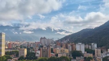 Karakas 'ın panoramik zaman çizelgesi, bulutlu gün doğumu manzarası, Humboldt Oteli ve Avila arka planda, başkent Caracas - Venezuela.