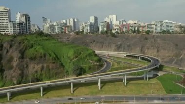 Ermendariz 'in yokuş aşağı havadan görünüşü, Miraflores kasabası ve Lima, Peru' daki Costa Verde resifi..