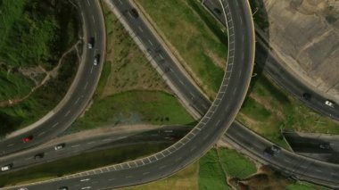 Ermendariz 'in yokuş aşağı havadan görünüşü, Miraflores kasabası ve Lima, Peru' daki Costa Verde resifi..