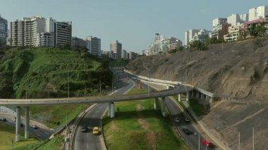 Ermendariz 'in yokuş aşağı havadan görünüşü, Miraflores kasabası ve Lima, Peru' daki Costa Verde resifi..