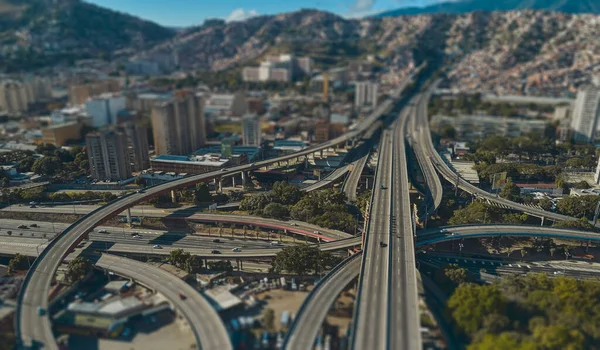 CARACAS, VENEZUELA - MAI 2022 - Blick aus der Luft auf den Distributor La Arana, Blick auf die Autobahn Francisco Fajardo in Caracas, Venezuela. — Stockfoto