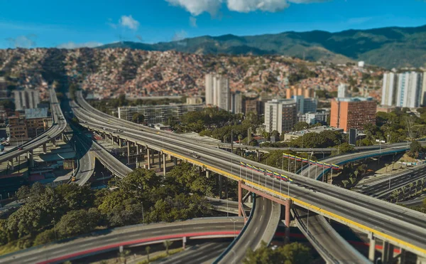 CARACAS, VENEZUELA - MAI 2022 - Blick aus der Luft auf den Distributor La Arana, Blick auf die Autobahn Francisco Fajardo in Caracas, Venezuela. — Stockfoto