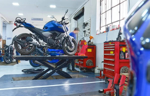Lima, Peru - Mayıs 2022: Motoparttoto Yamaha mağazasında motosiklet tamir edildi ve satıldı, Lima, Yamaha Motosiklet tamir servisi alanında ortak dükkan.