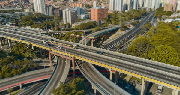 CARACAS, VENEZUELA - MAI 2022 - Blick aus der Luft auf den Distributor La Arana, Blick auf die Autobahn Francisco Fajardo in Caracas, Venezuela. — Stockfoto
