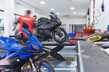 Lima, Peru - Mayıs 2022: Motoparttoto Yamaha mağazasında motosiklet tamir edildi ve satıldı, Lima, Yamaha Motosiklet tamir servisi alanında ortak dükkan.