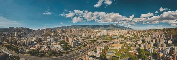 CARACAS, VENEZUELA - MAIO 2022 - Vista panorâmica aérea do distribuidor La Arana, Vista panorâmica da rodovia Francisco Fajardo, Venezuela — Fotografia de Stock