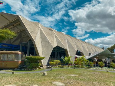 CARACAS, VENEZUELA - Mayıs 2022: Humboldt Hotel 'e giden kablolar, Caracas Venezuela' daki deniz seviyesinden 1020 metre yükseklikteki Waraira Repano Ulusal Parkı 'nın tepesinde yer almaktadır..