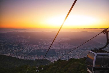 Modüler kabinler parlak gökyüzüne karşı teleferik, bulutlar dağlar. Waraira Repano Ulusal Parkı Caracas Venezuela 'daki deniz seviyesinden 1020 metre yükseklikte..