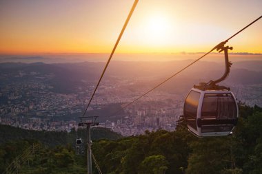 Modüler kabinler parlak gökyüzüne karşı teleferik, bulutlar dağlar. Waraira Repano Ulusal Parkı Caracas Venezuela 'daki deniz seviyesinden 1020 metre yükseklikte..
