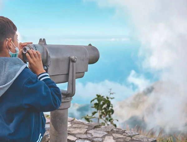 Tourist Using Binoculars Panoramic Telescope Looking City Caracas Observation Point — Stock Photo, Image