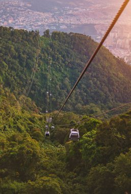 CARACAS, VENEZUELA - Mayıs 2022: Humboldt Hotel 'e giden kablolar, Caracas Venezuela' daki deniz seviyesinden 1020 metre yükseklikteki Waraira Repano Ulusal Parkı 'nın tepesinde yer almaktadır..