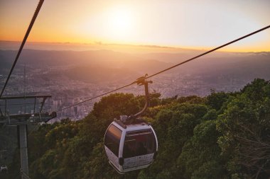 CARACAS, VENEZUELA - Mayıs 2022: Humboldt Hotel 'e giden kablolar, Caracas Venezuela' daki deniz seviyesinden 1020 metre yükseklikteki Waraira Repano Ulusal Parkı 'nın tepesinde yer almaktadır..