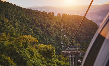 Modüler kabinler parlak gökyüzüne, bulutlara ve dağlara karşı teleferik. Waraira Repano Ulusal Parkı Caracas Venezuela 'daki deniz seviyesinden 1020 metre yükseklikte..