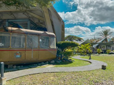 CARACAS, VENEZUELA - Mayıs 2022: Humboldt Hotel 'e giden kablolar, Caracas Venezuela' daki deniz seviyesinden 1020 metre yükseklikteki Waraira Repano Ulusal Parkı 'nın tepesinde yer almaktadır..