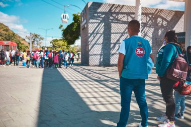 CARACAS, VENEZUELA - Mayıs 2022: Humboldt Hotel 'e giden kablolar, Caracas Venezuela' daki deniz seviyesinden 1020 metre yükseklikteki Waraira Repano Ulusal Parkı 'nın tepesinde yer almaktadır..