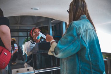 CARACAS, VENEZUELA - Mayıs 2022: Humboldt Hotel 'e giden kablolar, Caracas Venezuela' daki deniz seviyesinden 1020 metre yükseklikteki Waraira Repano Ulusal Parkı 'nın tepesinde yer almaktadır..