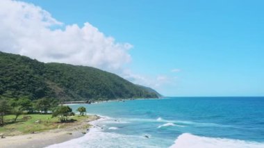 La Punta plajının panoramik hava manzarası, Los Caracas, La Guaira-Venezuela sörfçüleri için alan. Vargas eyalet kıyı şeridi