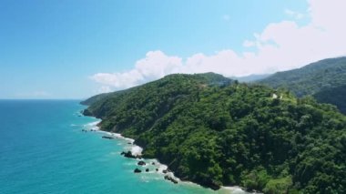 Okyanus kıyısındaki dağın kenarında havuzu olan lüks villa, La Guaira - Venezuela