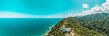 Okyanus kıyısındaki dağın kenarında havuzu olan lüks villa, La Guaira, Venezuela.