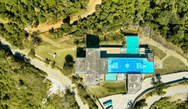 Okyanus kıyısındaki dağın kenarında havuzu olan lüks villa, La Guaira, Venezuela.