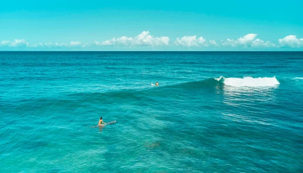 Freunde Die Sich Auf Das Surfen Meer Vorbereiten Strand Von — Stockfoto