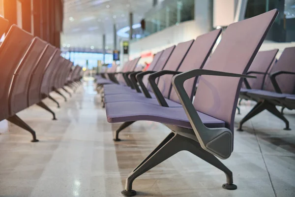 Puste Krzesła Hali Odlotów Lotniska Zamazany Samolot Tle — Zdjęcie stockowe
