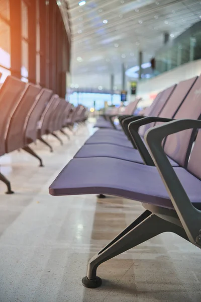 Puste Krzesła Hali Odlotów Lotniska Zamazany Samolot Tle — Zdjęcie stockowe