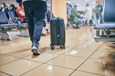 Havaalanının kalkış salonundaki boş sandalyeler, tanınmayan insanlar bulanıklaştı