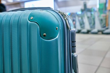 Uluslararası havaalanında bavul ya da bagaj..