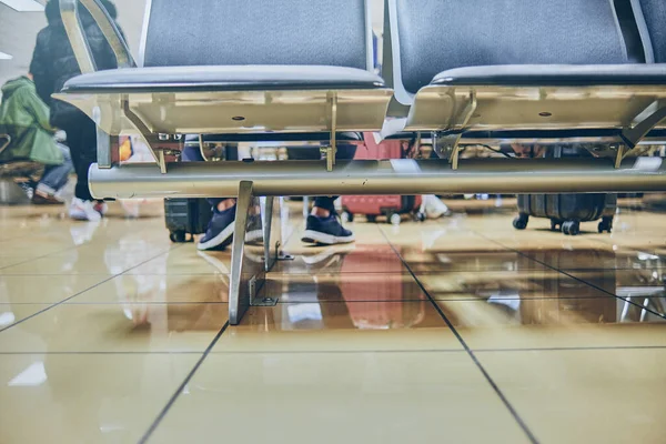 Puste Krzesła Hali Odlotów Lotnisku Zamazana Płaszczyzna Tle — Zdjęcie stockowe
