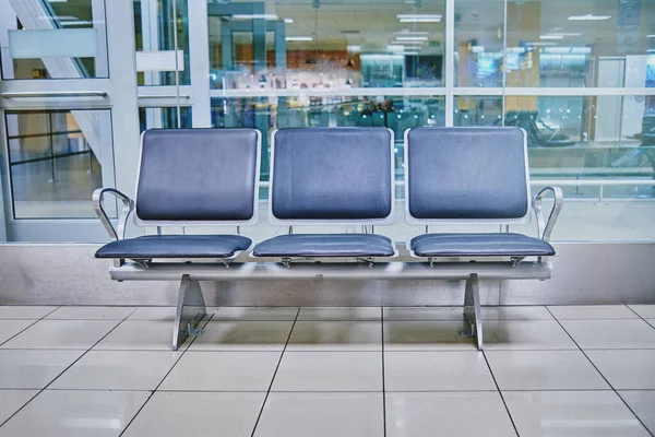 Sedie Vuote Nella Sala Partenze Dell Aeroporto — Foto Stock